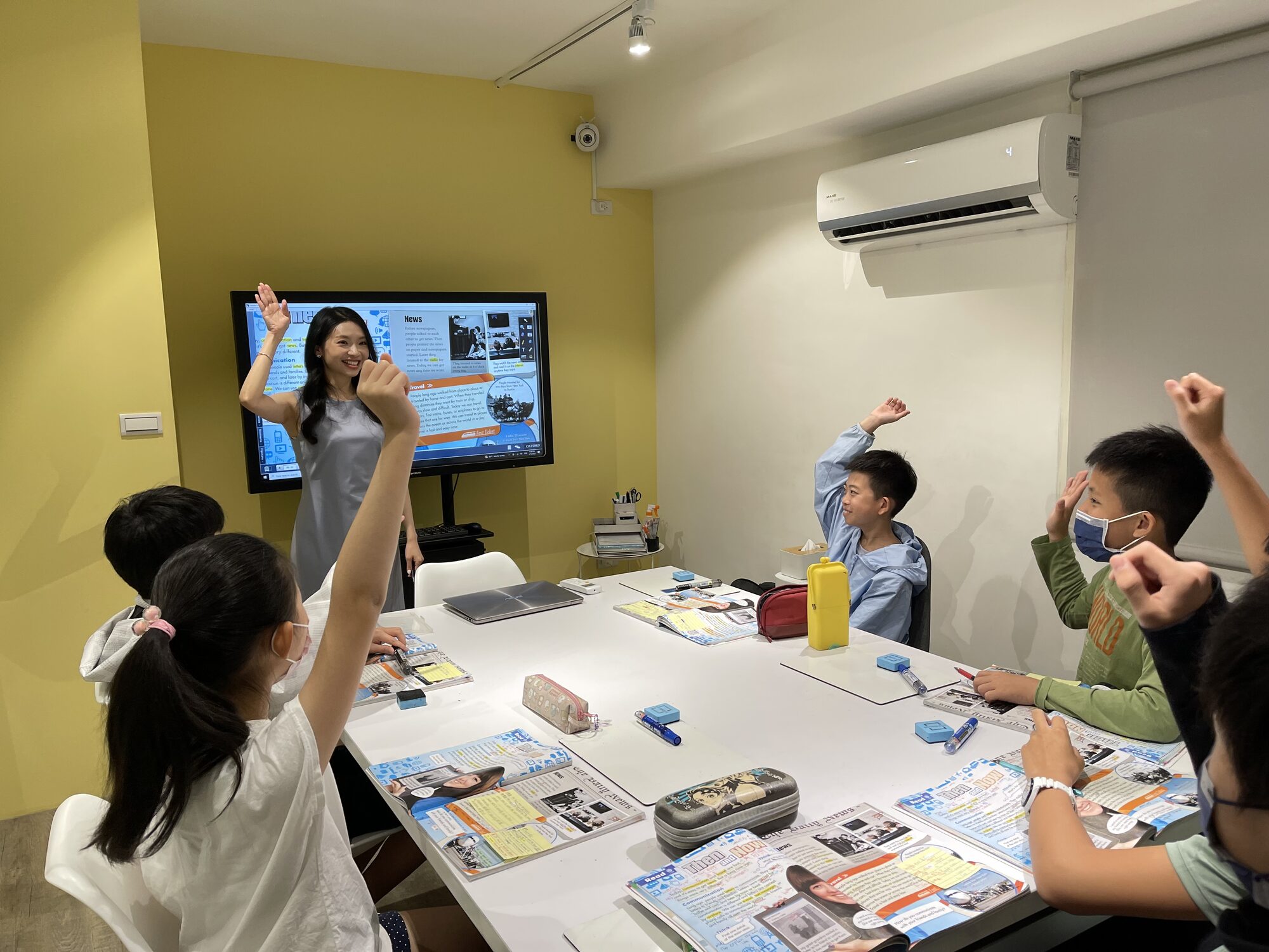 高年級學生於課堂進行閱讀與討論